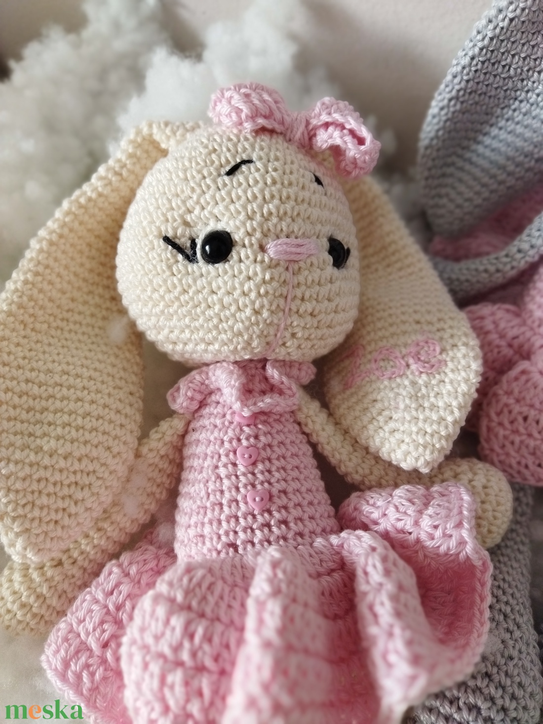 Hosszú fülű horgolt nyuszi, fülén hímzett névvel - játék & sport - plüssállat & játékfigura - nyuszi - Meska.hu