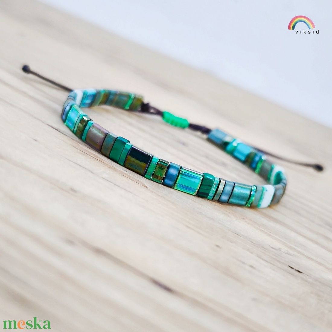 Selymes üveggyöngy karkötő - zöld - ékszer - karkötő - gyöngyös karkötő - Meska.hu