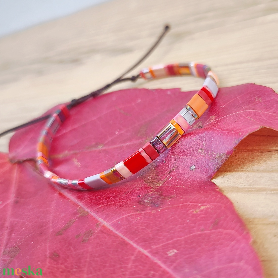 Selymes üveggyöngy karkötő - piros - ékszer - karkötő - gyöngyös karkötő - Meska.hu