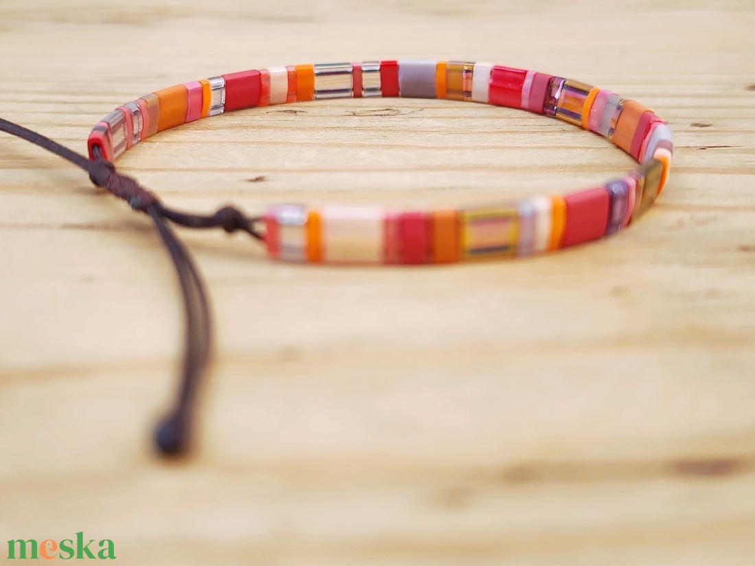 Selymes üveggyöngy karkötő - piros - ékszer - karkötő - gyöngyös karkötő - Meska.hu