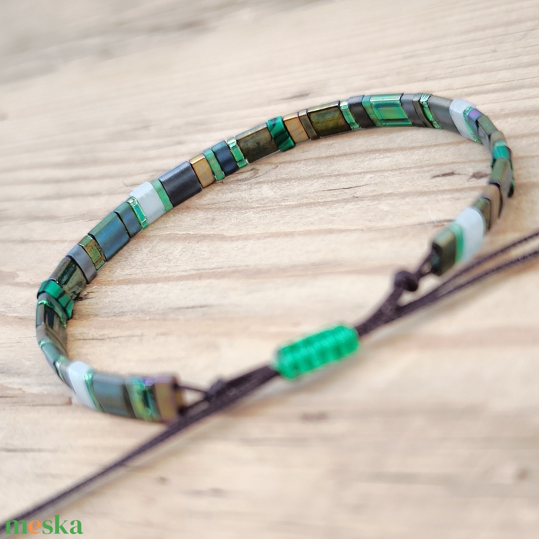 Selymes üveggyöngy karkötő - zöld - ékszer - karkötő - gyöngyös karkötő - Meska.hu