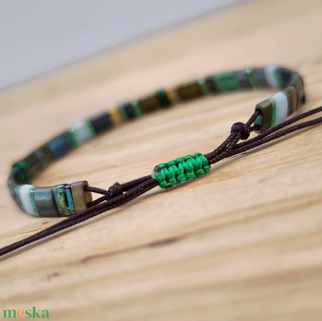 Selymes üveggyöngy karkötő - zöld - ékszer - karkötő - gyöngyös karkötő - Meska.hu