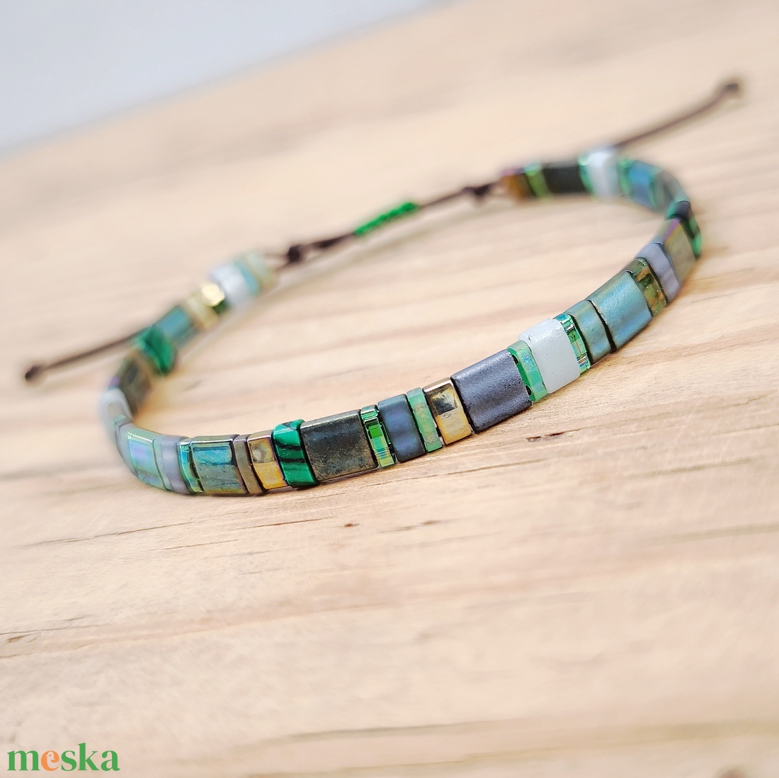 Selymes üveggyöngy karkötő - zöld - ékszer - karkötő - gyöngyös karkötő - Meska.hu