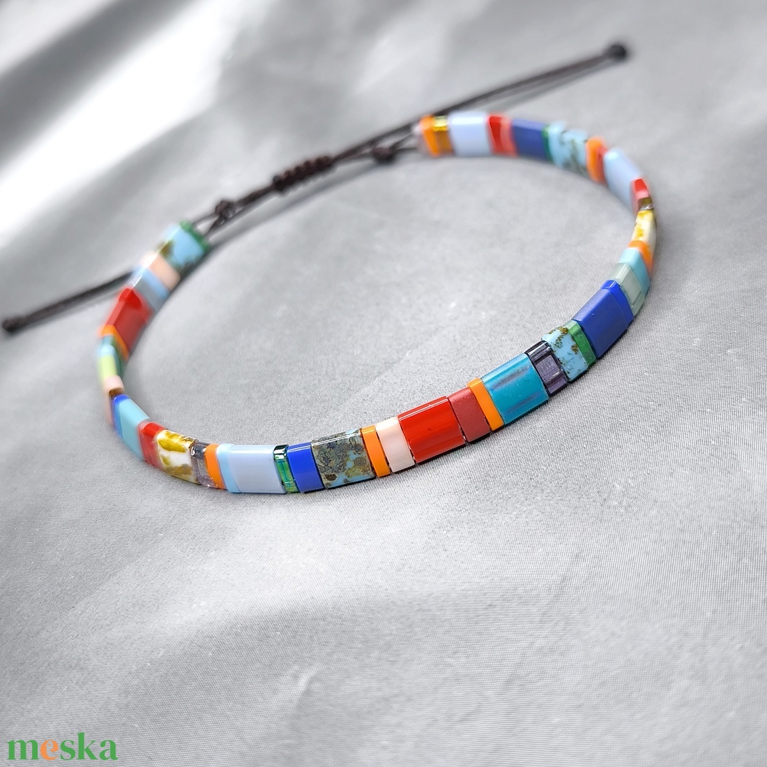 Selymes üveggyöngy karkötő - színes - ékszer - karkötő - gyöngyös karkötő - Meska.hu