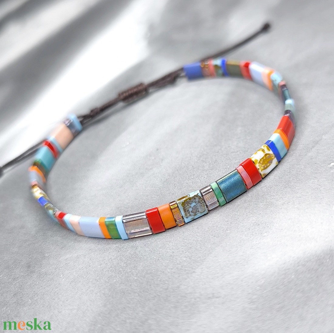 Selymes üveggyöngy karkötő - színes - ékszer - karkötő - gyöngyös karkötő - Meska.hu