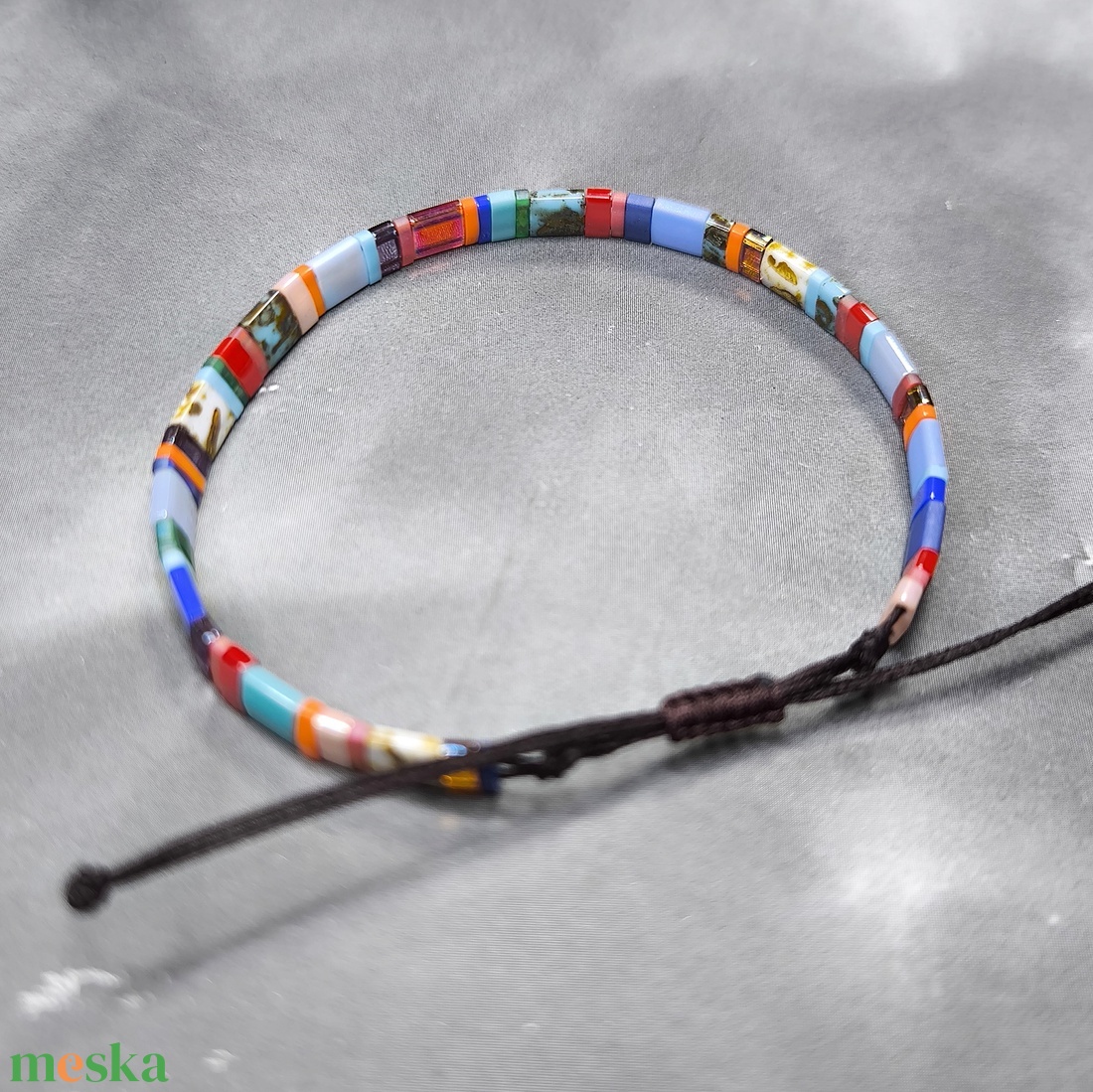 Selymes üveggyöngy karkötő - színes - ékszer - karkötő - gyöngyös karkötő - Meska.hu