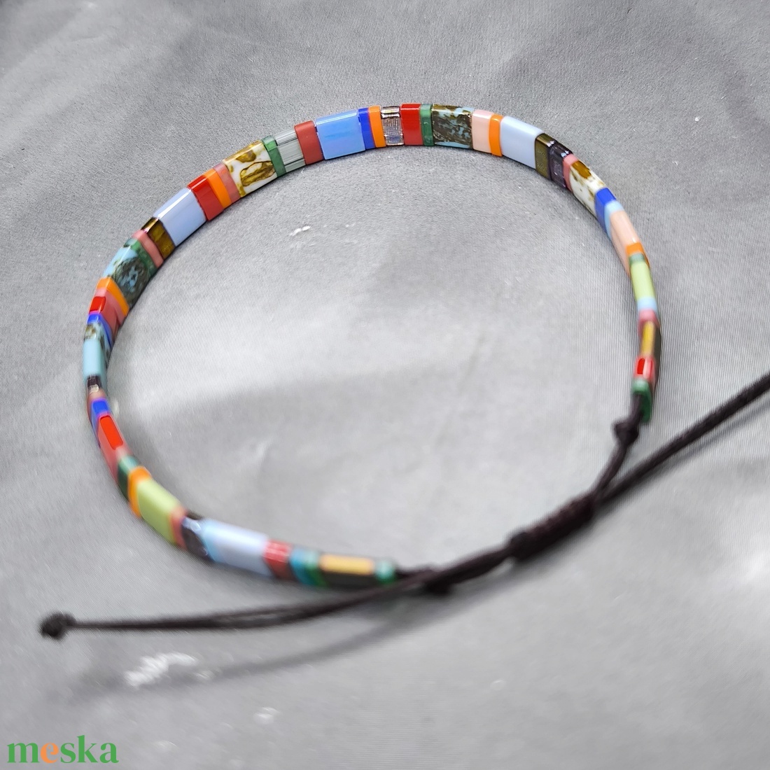 Selymes üveggyöngy karkötő - színes - ékszer - karkötő - gyöngyös karkötő - Meska.hu