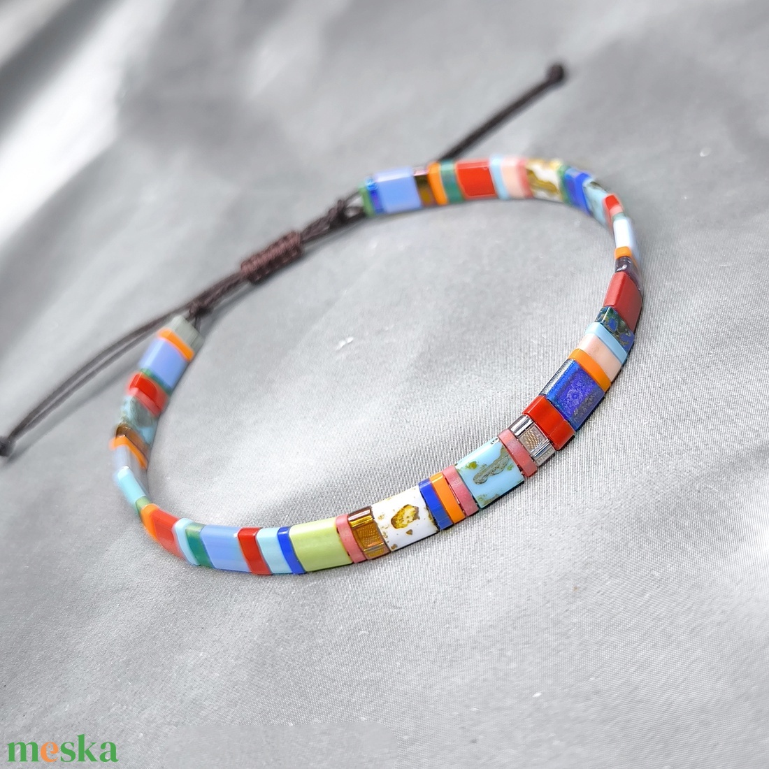 Selymes üveggyöngy karkötő - színes - ékszer - karkötő - gyöngyös karkötő - Meska.hu