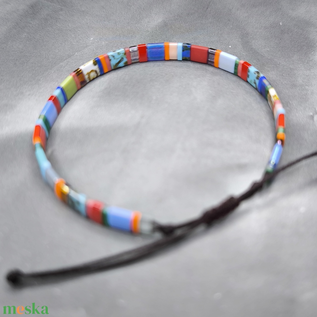 Selymes üveggyöngy karkötő - színes - ékszer - karkötő - gyöngyös karkötő - Meska.hu