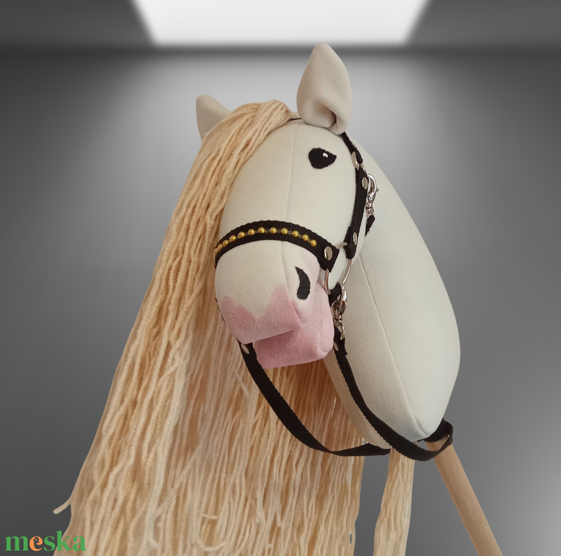Hobby Horse Cremello kötőfékkel kantárral. - játék & sport - sport és kikapcsolódás - lovaglás - Meska.hu Hobby Horse Cremello kötőfékkel kantárral. - játék & sport - sport és kikapcsolódás - lovaglás - Meska.hu