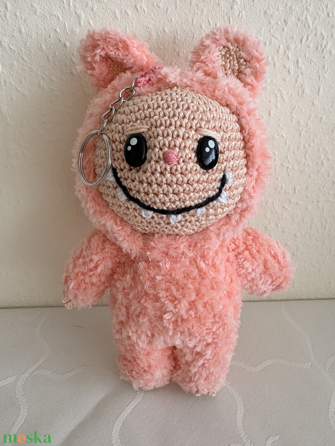 Horgolt Labubu 1 Kulcstartós  - játék & sport - plüssállat & játékfigura - más figura - Meska.hu