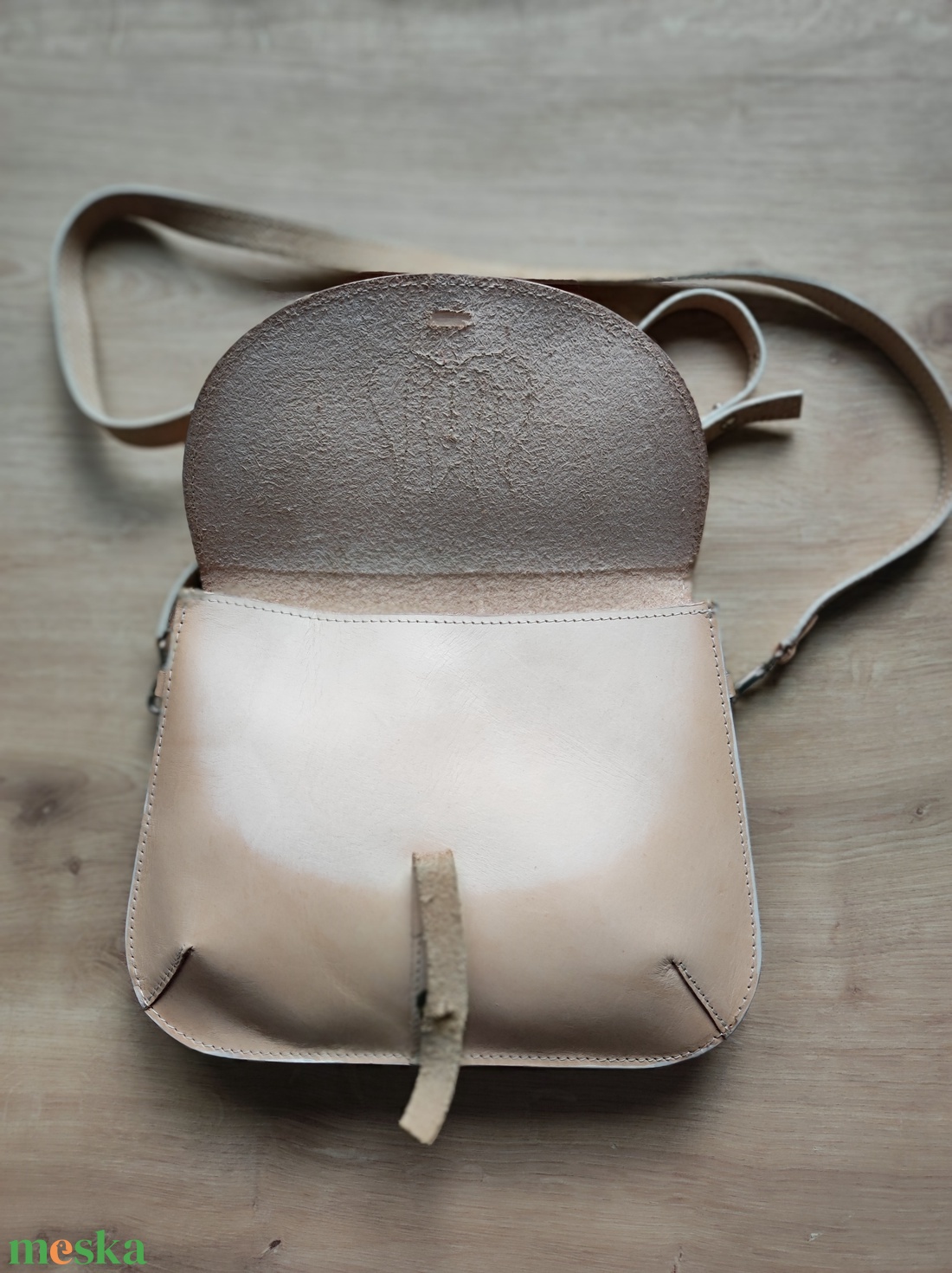 Növényi cserzésű natúr bőr kézműves női táska - táska & tok - kézitáska & válltáska - vállon átvethető táska - Meska.hu