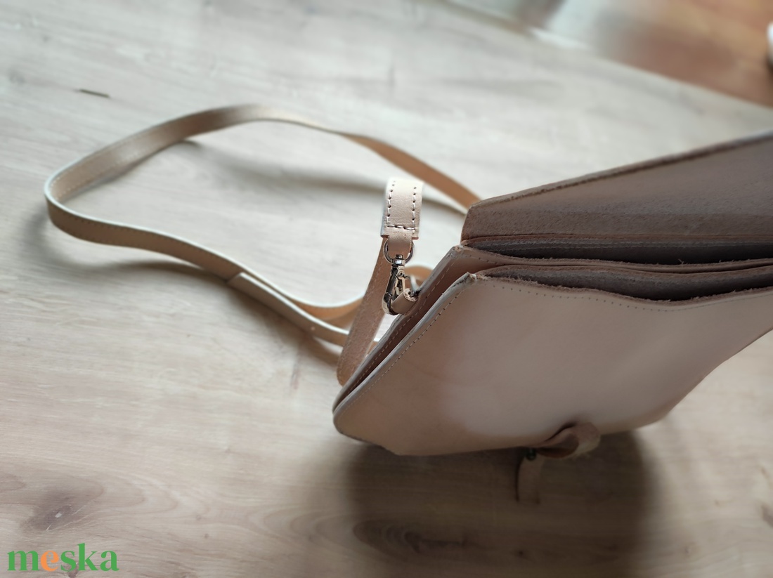 Növényi cserzésű natúr bőr kézműves női táska - táska & tok - kézitáska & válltáska - vállon átvethető táska - Meska.hu