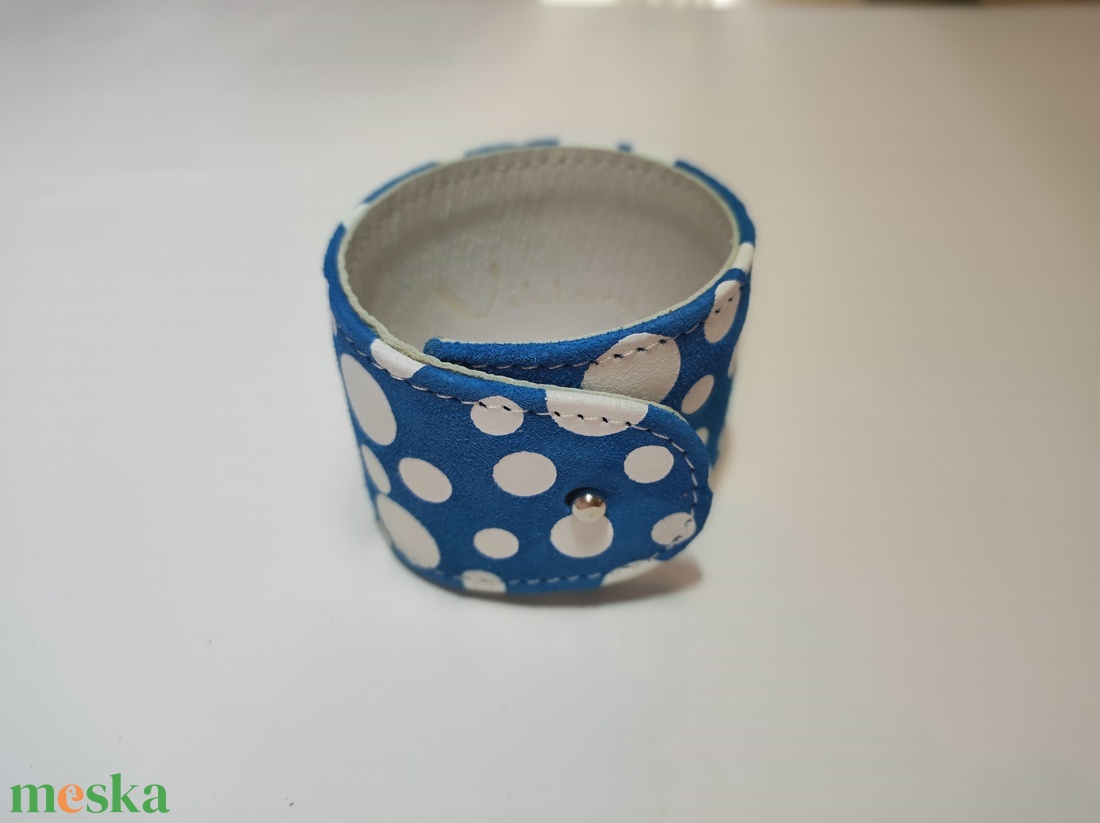 Női pöttyös bőr karkötő  - ékszer - karkötő - kézfej karkötő - Meska.hu