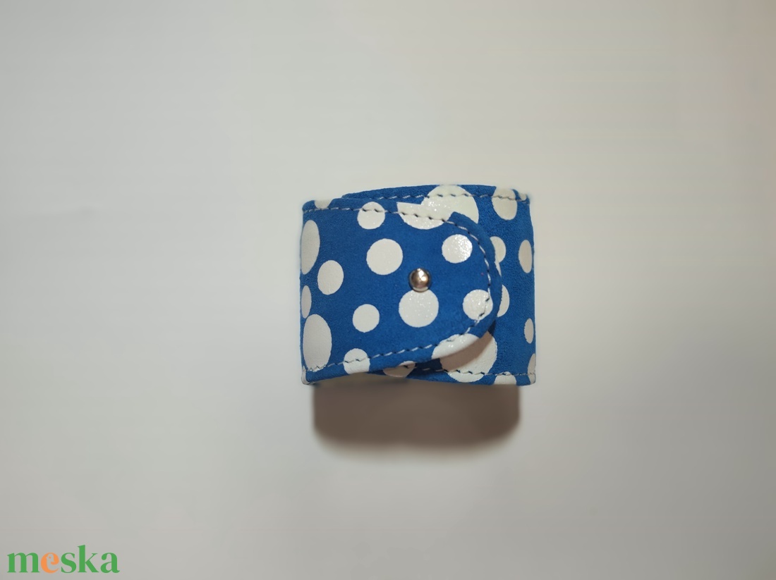 Női pöttyös bőr karkötő  - ékszer - karkötő - kézfej karkötő - Meska.hu