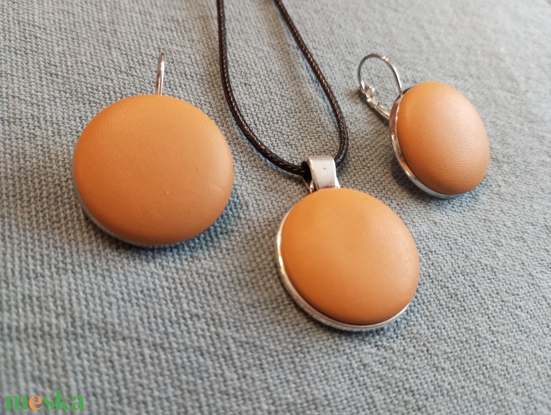 Mustársárga bőr gomb fülbevaló és nyaklánc  - ékszer - fülbevaló - lógós kerek fülbevaló - Meska.hu Mustársárga bőr gomb fülbevaló és nyaklánc  - ékszer - fülbevaló - lógós kerek fülbevaló - Meska.hu