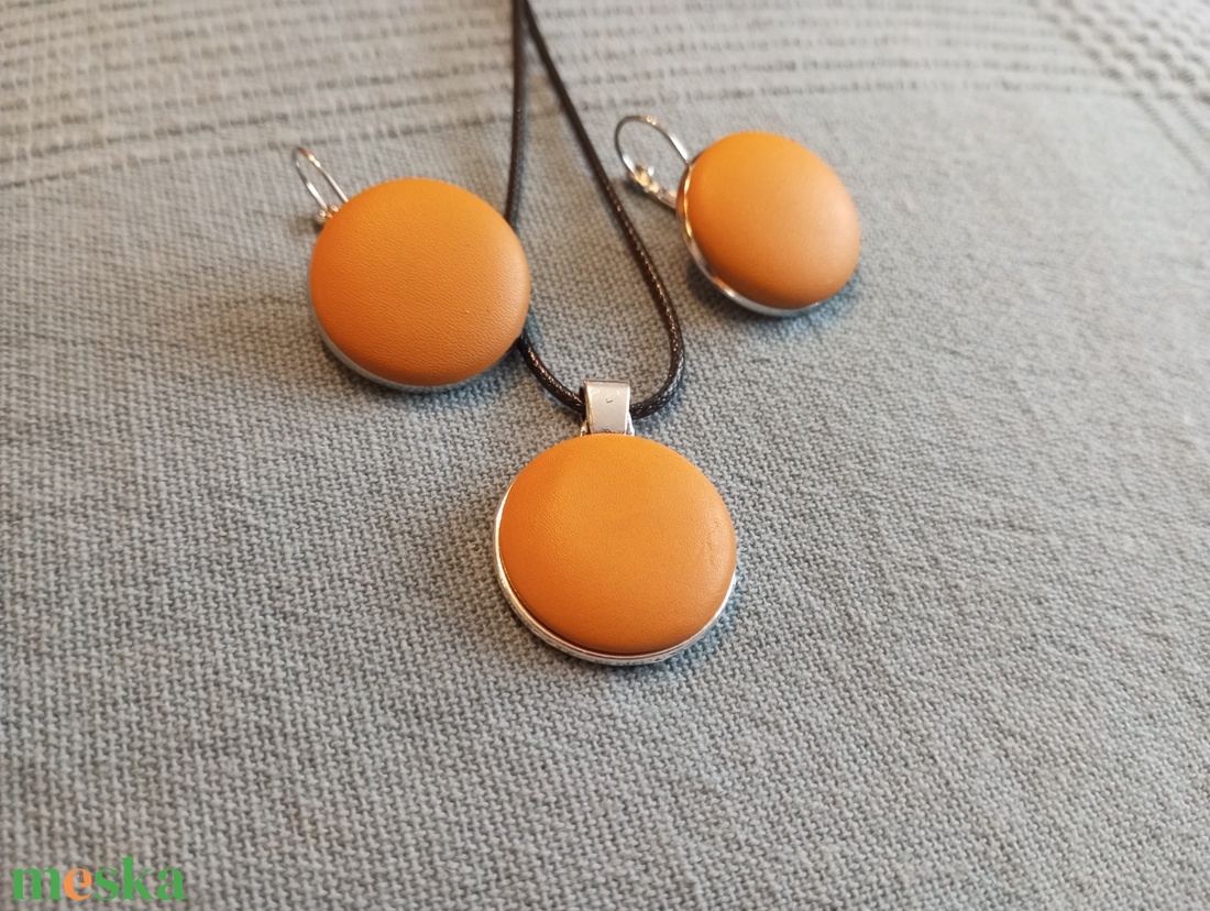 Mustársárga bőr gomb fülbevaló és nyaklánc  - ékszer - fülbevaló - lógós kerek fülbevaló - Meska.hu Mustársárga bőr gomb fülbevaló és nyaklánc  - ékszer - fülbevaló - lógós kerek fülbevaló - Meska.hu