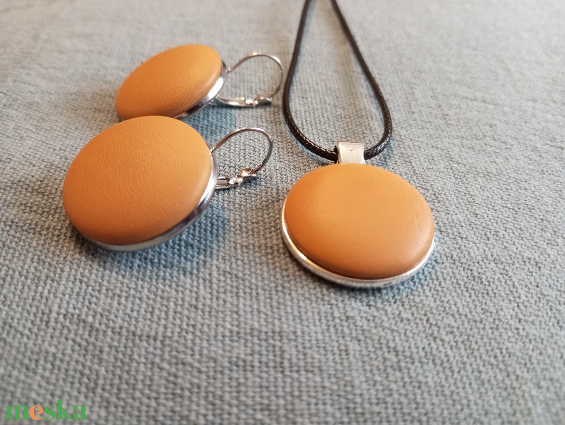 Mustársárga bőr gomb fülbevaló és nyaklánc  - ékszer - fülbevaló - lógós kerek fülbevaló - Meska.hu Mustársárga bőr gomb fülbevaló és nyaklánc  - ékszer - fülbevaló - lógós kerek fülbevaló - Meska.hu