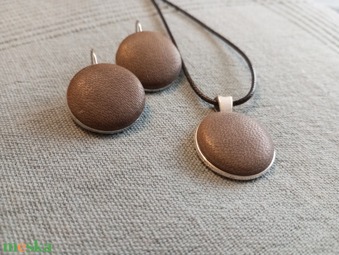 Szürke bőr gomb fülbevaló és nyaklánc  - ékszer - fülbevaló - lógós kerek fülbevaló - Meska.hu