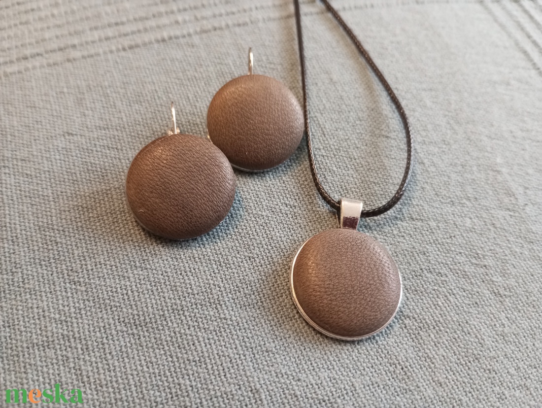 Szürke bőr gomb fülbevaló és nyaklánc  - ékszer - fülbevaló - lógós kerek fülbevaló - Meska.hu