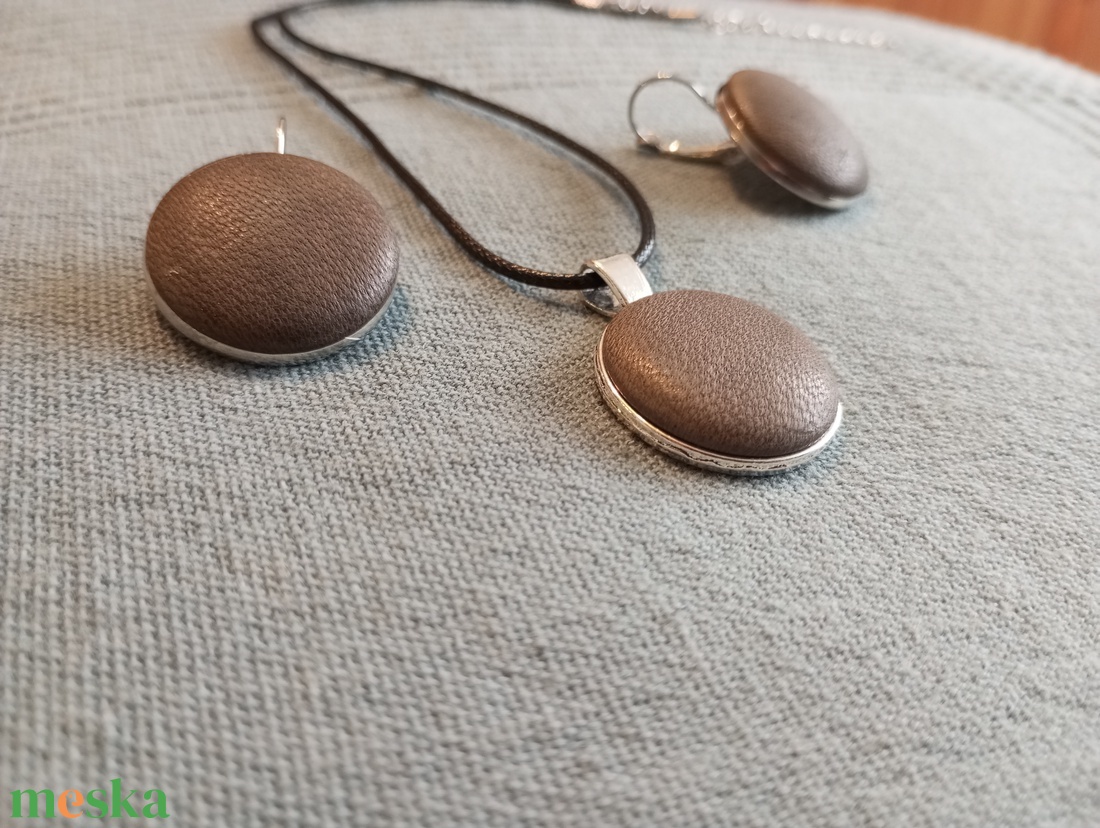 Szürke bőr gomb fülbevaló és nyaklánc  - ékszer - fülbevaló - lógós kerek fülbevaló - Meska.hu