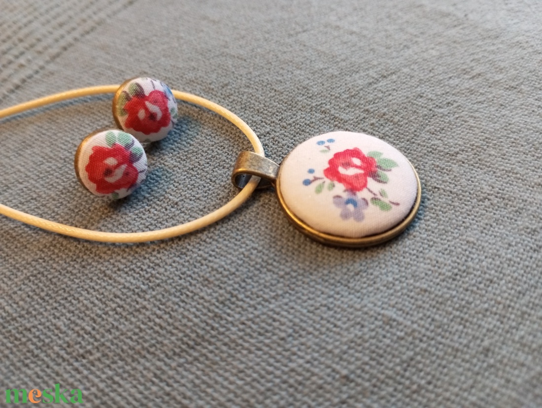 Piros virágos gomb fülbevaló és nyaklánc  - ékszer - fülbevaló - lógós kerek fülbevaló - Meska.hu