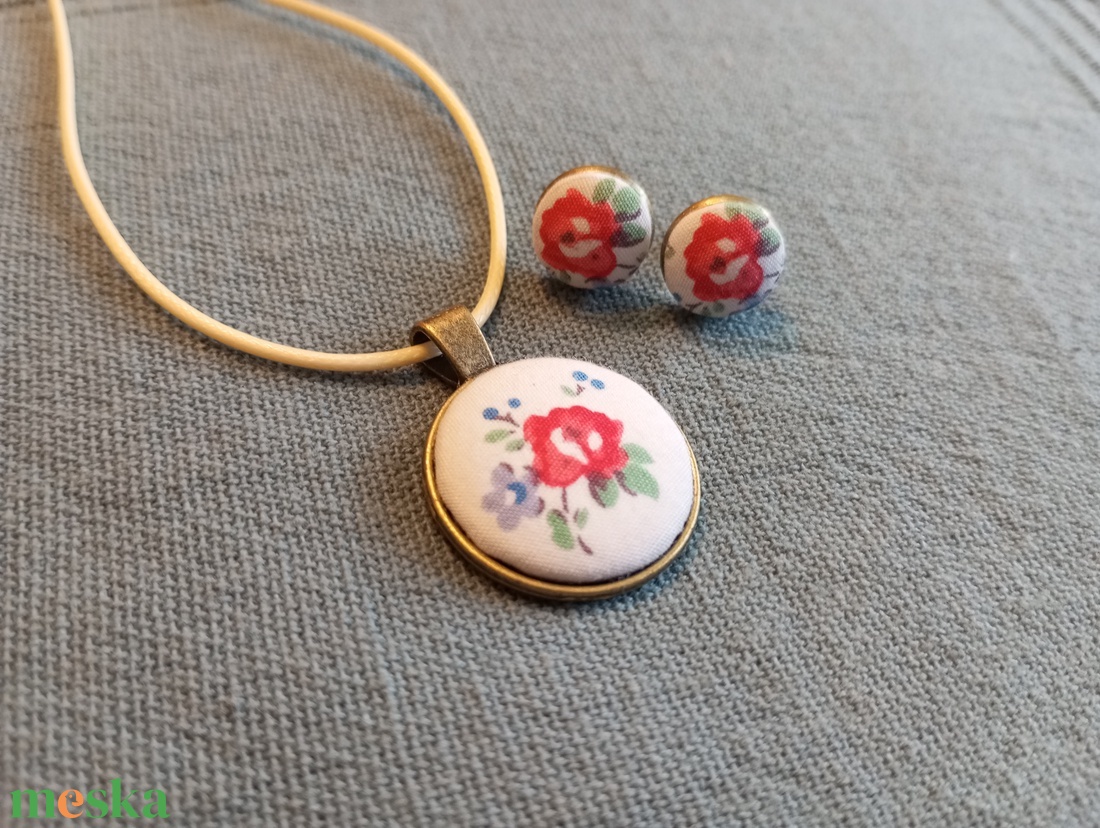 Piros virágos gomb fülbevaló és nyaklánc  - ékszer - fülbevaló - lógós kerek fülbevaló - Meska.hu