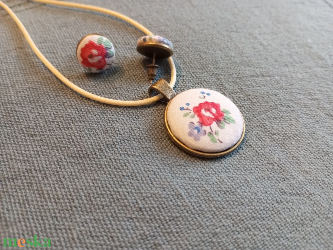 Piros virágos gomb fülbevaló és nyaklánc  - ékszer - fülbevaló - lógós kerek fülbevaló - Meska.hu