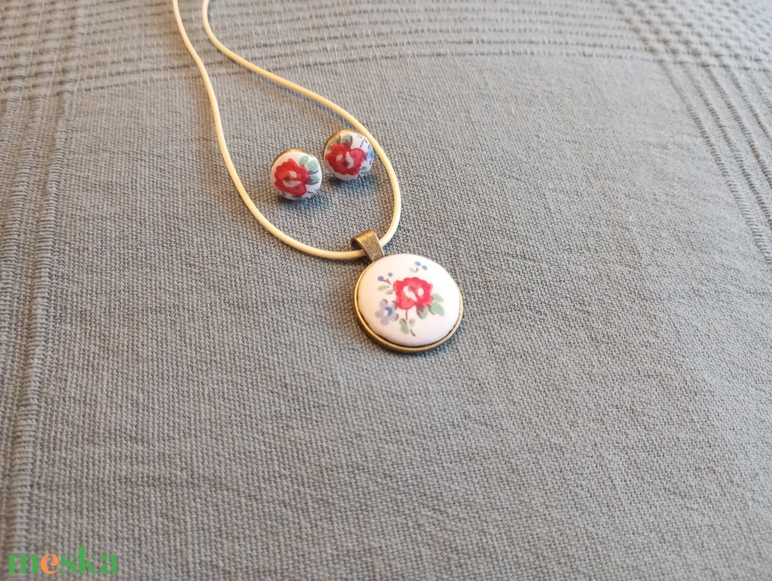 Piros virágos gomb fülbevaló és nyaklánc  - ékszer - fülbevaló - lógós kerek fülbevaló - Meska.hu