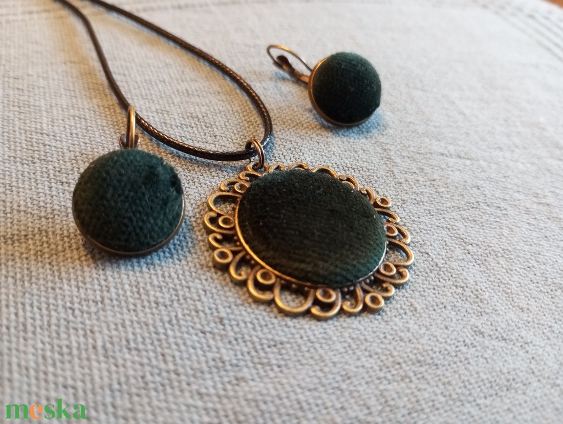 Sötétzöld bársony gomb fülbevaló és nyaklánc  - ékszer - fülbevaló - lógós kerek fülbevaló - Meska.hu