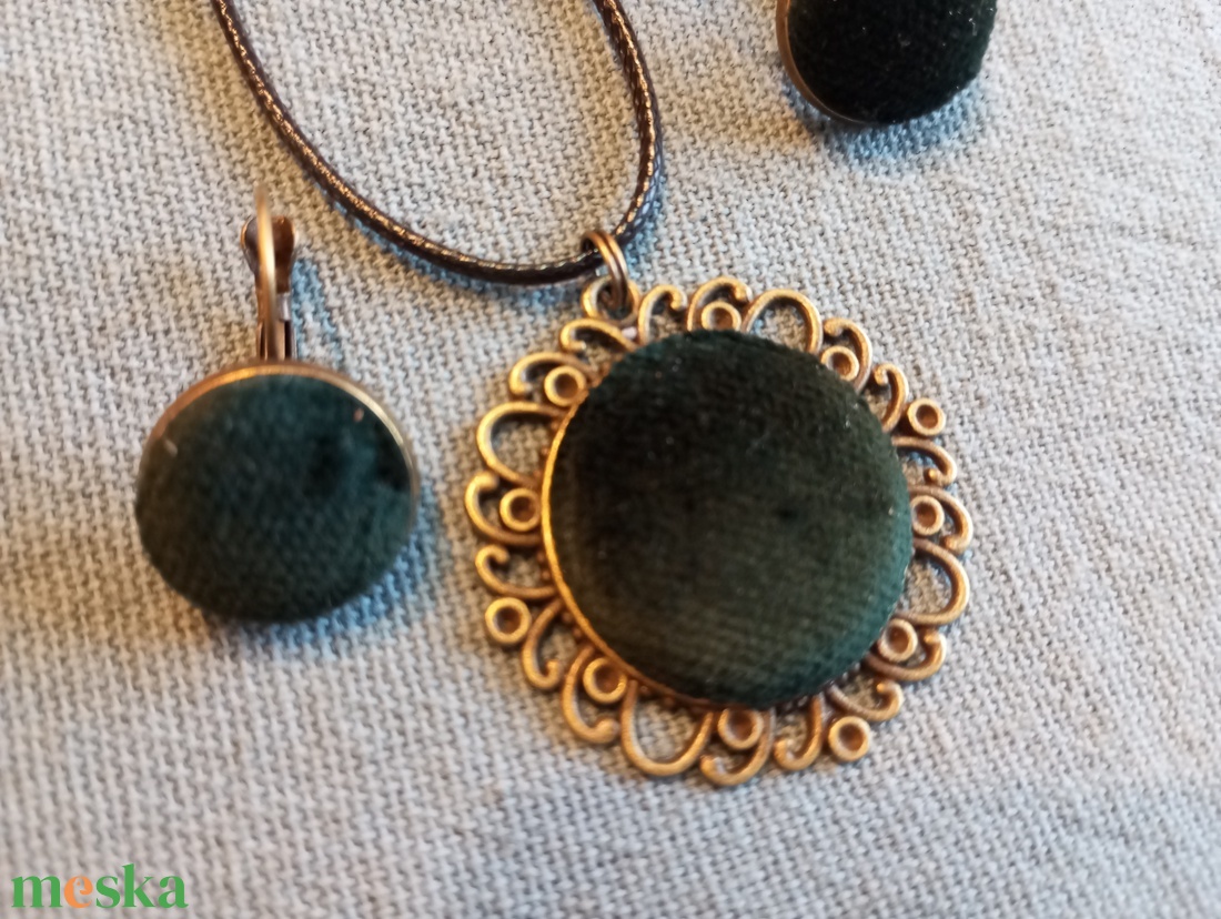 Sötétzöld bársony gomb fülbevaló és nyaklánc  - ékszer - fülbevaló - lógós kerek fülbevaló - Meska.hu