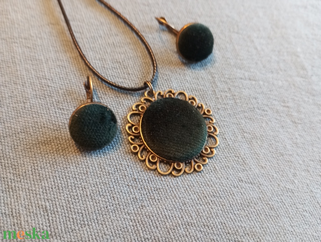 Sötétzöld bársony gomb fülbevaló és nyaklánc  - ékszer - fülbevaló - lógós kerek fülbevaló - Meska.hu