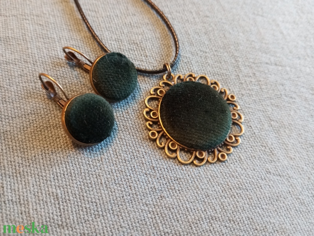 Sötétzöld bársony gomb fülbevaló és nyaklánc  - ékszer - fülbevaló - lógós kerek fülbevaló - Meska.hu