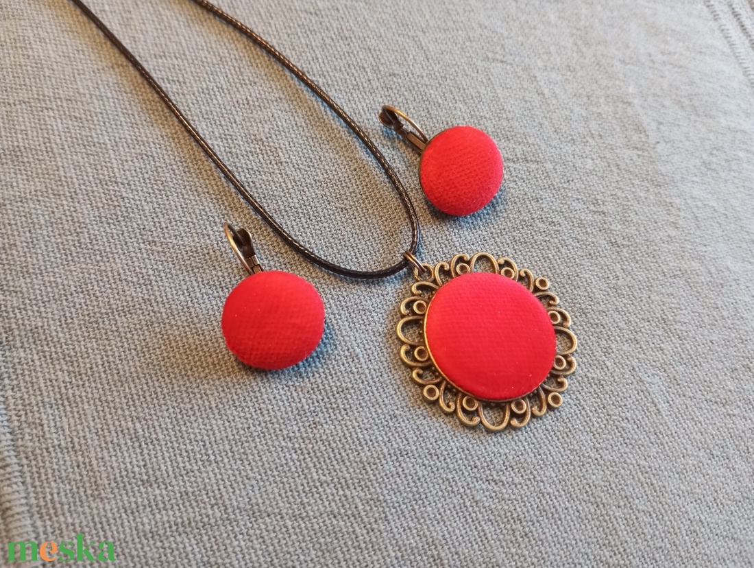 Vörös bársony gomb fülbevaló és nyaklánc  - ékszer - fülbevaló - lógós kerek fülbevaló - Meska.hu