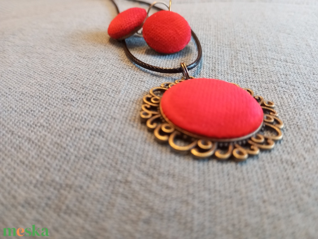 Vörös bársony gomb fülbevaló és nyaklánc  - ékszer - fülbevaló - lógós kerek fülbevaló - Meska.hu