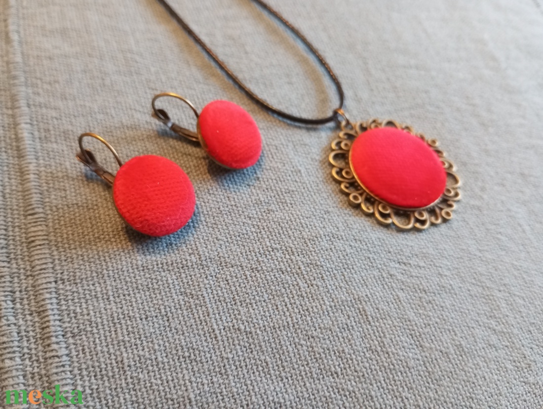 Vörös bársony gomb fülbevaló és nyaklánc  - ékszer - fülbevaló - lógós kerek fülbevaló - Meska.hu
