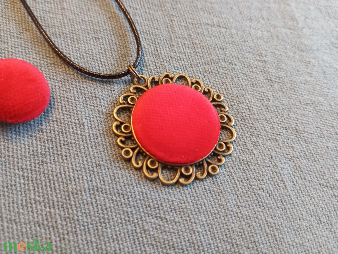 Vörös bársony gomb fülbevaló és nyaklánc  - ékszer - fülbevaló - lógós kerek fülbevaló - Meska.hu