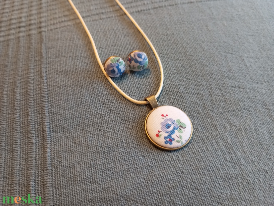 Kék virágos gomb fülbevaló és nyaklánc  - ékszer - fülbevaló - lógós kerek fülbevaló - Meska.hu