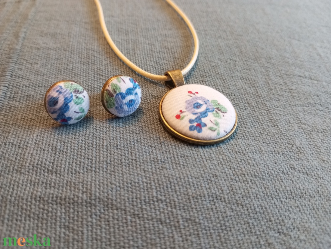 Kék virágos gomb fülbevaló és nyaklánc  - ékszer - fülbevaló - lógós kerek fülbevaló - Meska.hu