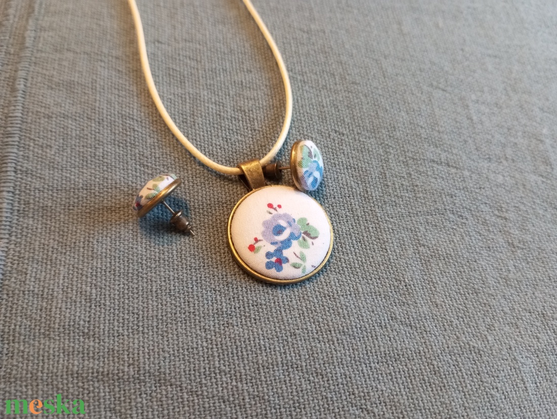 Kék virágos gomb fülbevaló és nyaklánc  - ékszer - fülbevaló - lógós kerek fülbevaló - Meska.hu