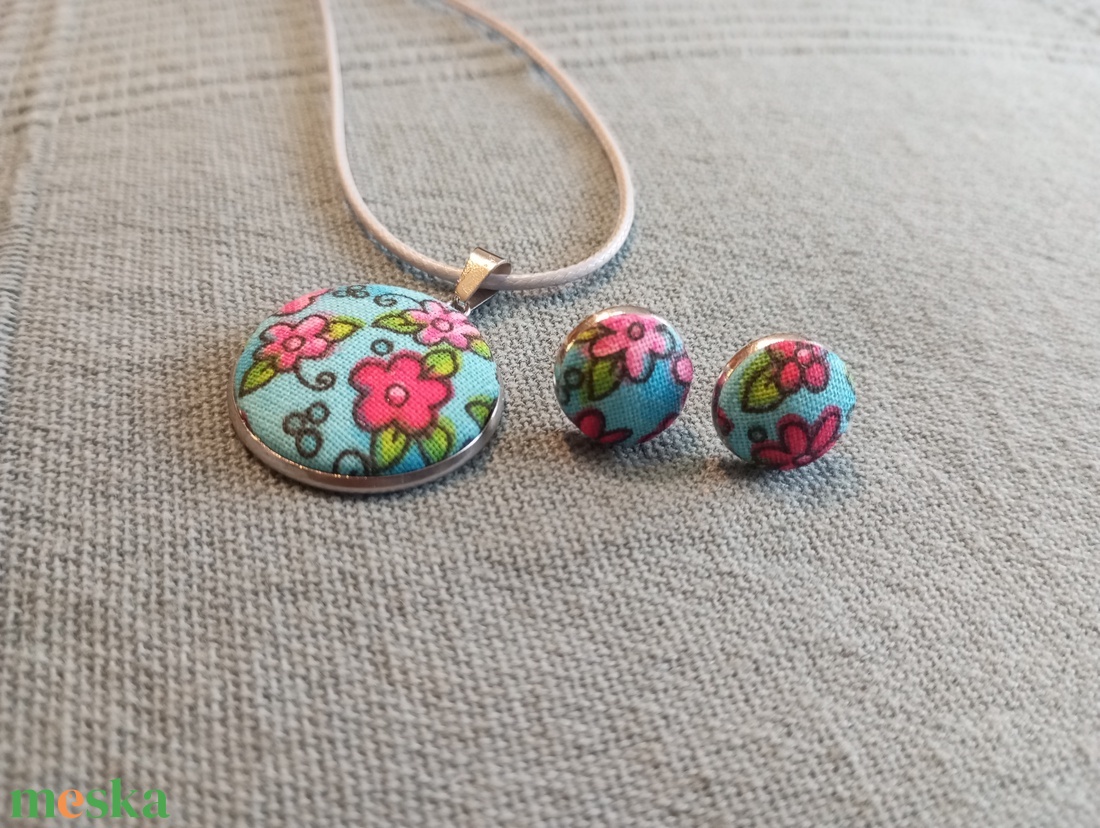 Kék virágos gomb fülbevaló és nyaklánc  - ékszer - fülbevaló - lógós kerek fülbevaló - Meska.hu