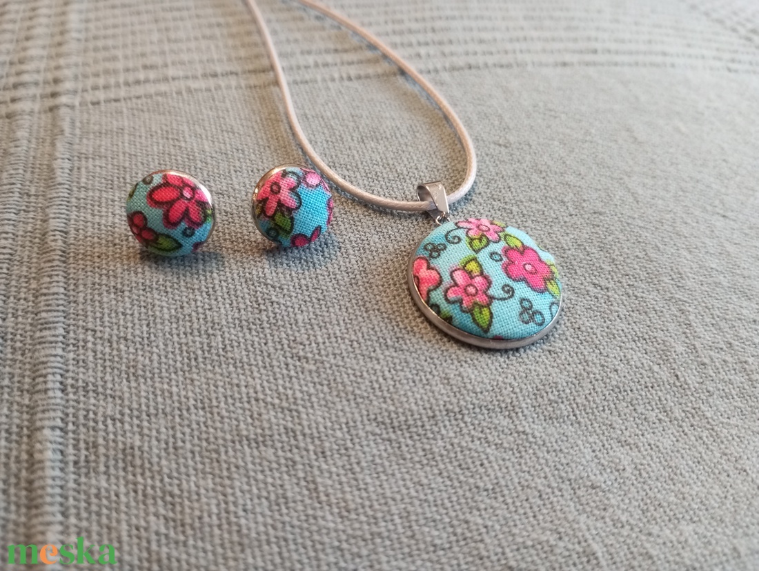 Kék virágos gomb fülbevaló és nyaklánc  - ékszer - fülbevaló - lógós kerek fülbevaló - Meska.hu