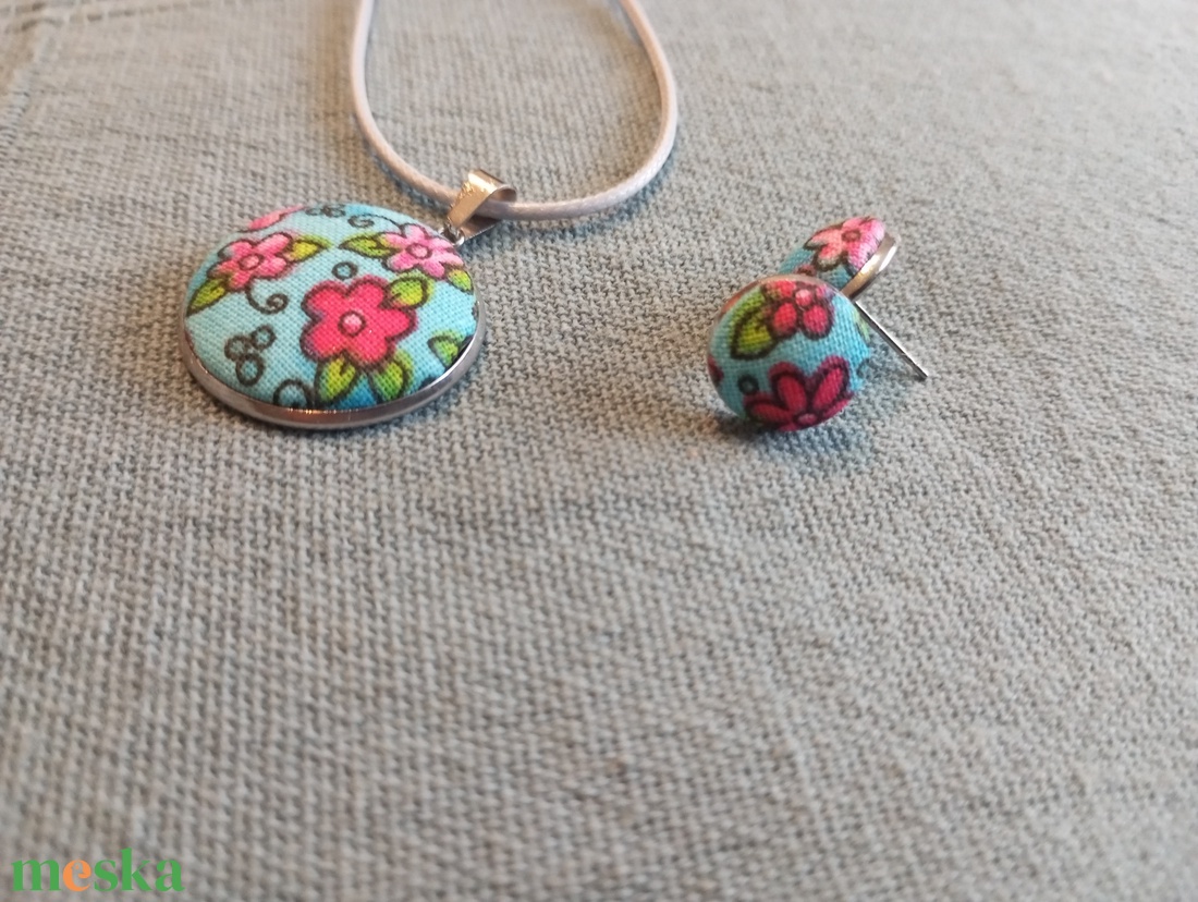 Kék virágos gomb fülbevaló és nyaklánc  - ékszer - fülbevaló - lógós kerek fülbevaló - Meska.hu