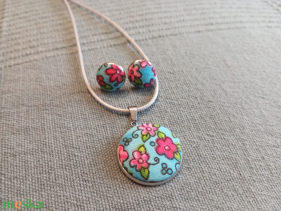 Kék virágos gomb fülbevaló és nyaklánc  - ékszer - fülbevaló - lógós kerek fülbevaló - Meska.hu