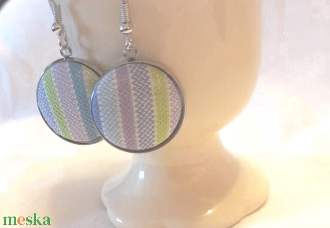 Pasztell csíkos fülbevaló - ékszer - fülbevaló - lógós kerek fülbevaló - Meska.hu