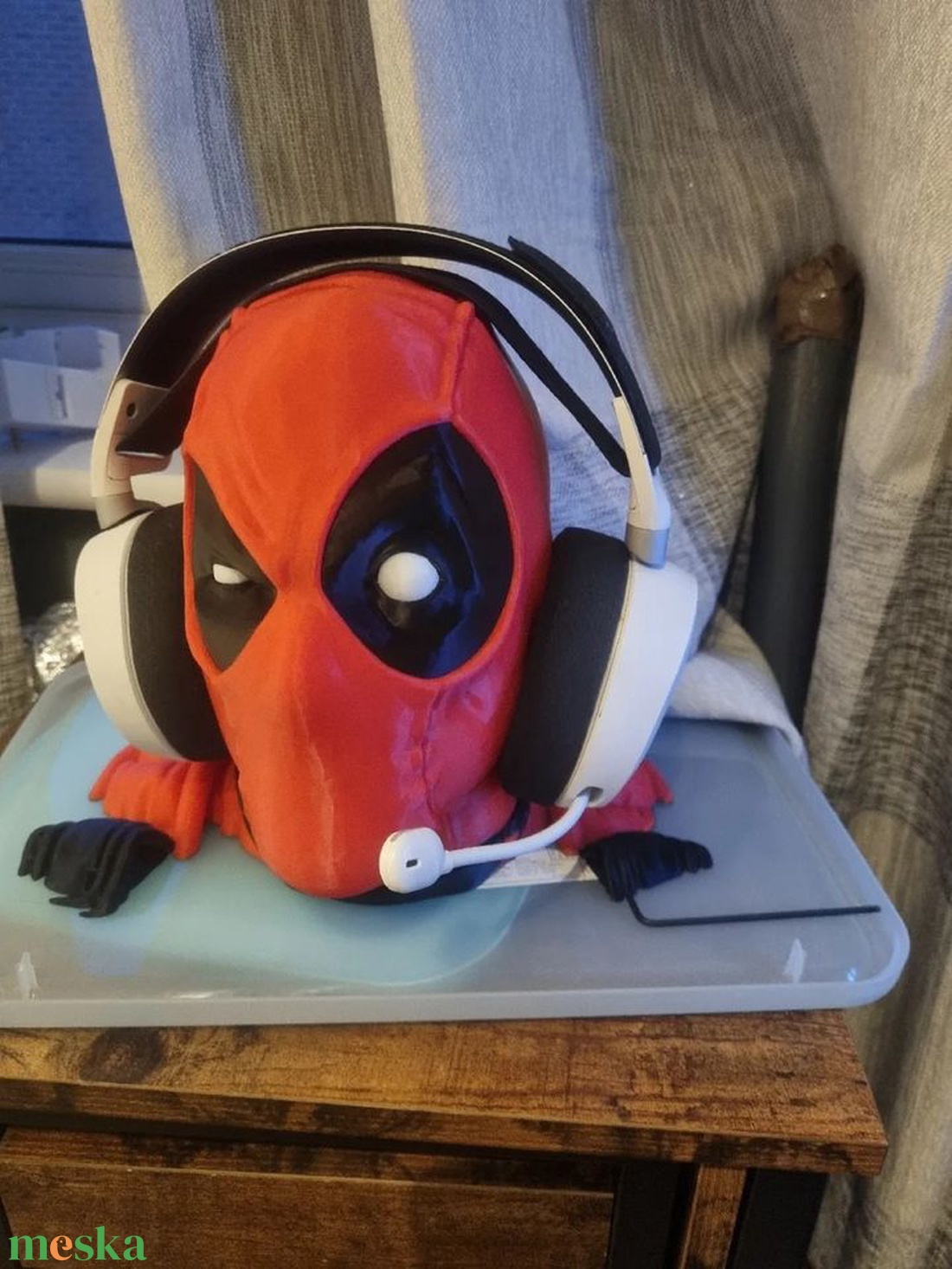 Deadpool Fejlhallgató tartó szobor - otthon & életmód - tárolás & rendszerezés - íróasztali tároló - Meska.hu