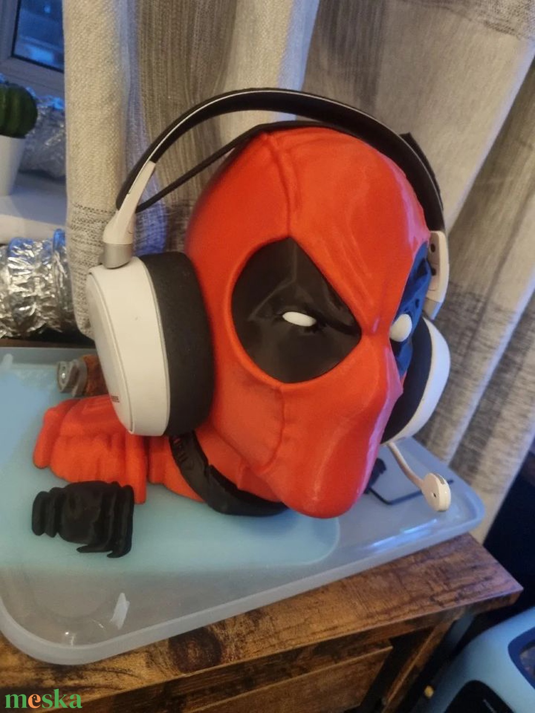 Deadpool Fejlhallgató tartó szobor - otthon & életmód - tárolás & rendszerezés - íróasztali tároló - Meska.hu