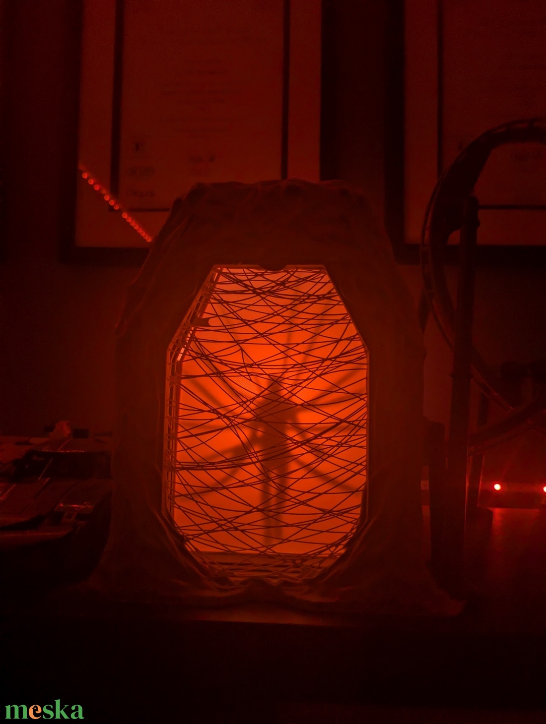 Stranger Things ihlette világító Upside Down portál dekoráció � LED könyvespolc dísz - otthon & életmód - dekoráció - asztal és polc dekoráció - könyvszobor - Meska.hu