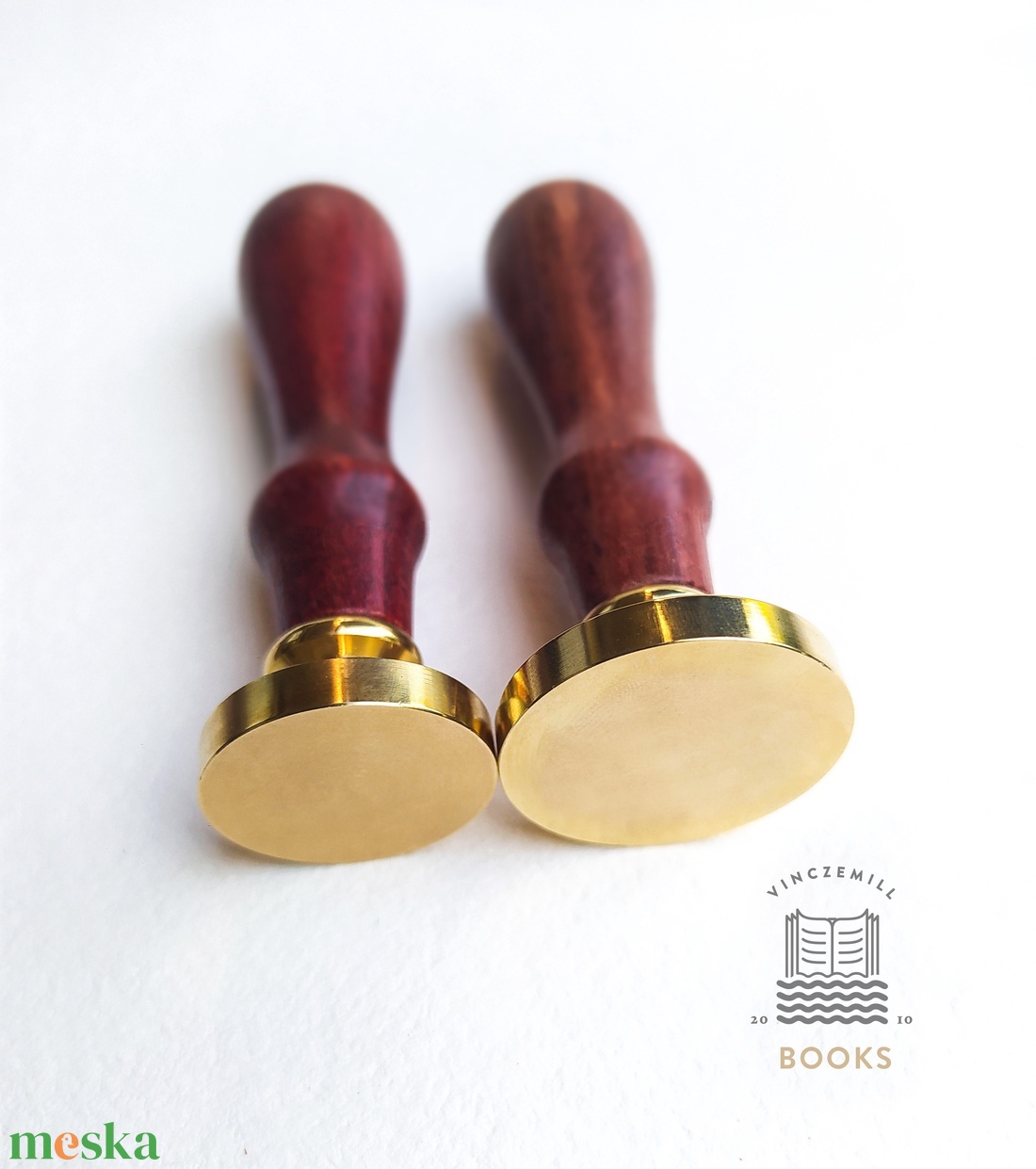 Monogramos pecsétnyomó / Viaszpecsét kezdőbetűkkel / Esküvői bélyegző / Személyre szabott monogram - esküvő - meghívó & kártya - meghívó - Meska.hu Monogramos pecsétnyomó / Viaszpecsét kezdőbetűkkel / Esküvői bélyegző / Személyre szabott monogram - esküvő - meghívó & kártya - meghívó - Meska.hu