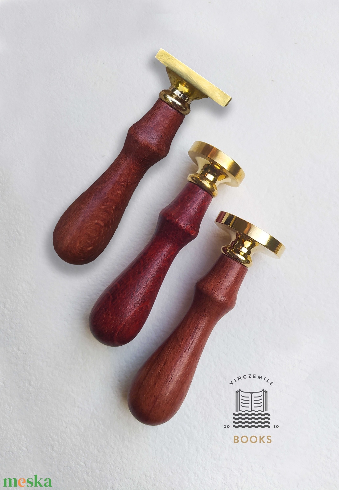 Monogramos pecsétnyomó / Viaszpecsét kezdőbetűkkel / Esküvői bélyegző / Személyre szabott monogram - esküvő - meghívó & kártya - meghívó - Meska.hu Monogramos pecsétnyomó / Viaszpecsét kezdőbetűkkel / Esküvői bélyegző / Személyre szabott monogram - esküvő - meghívó & kártya - meghívó - Meska.hu